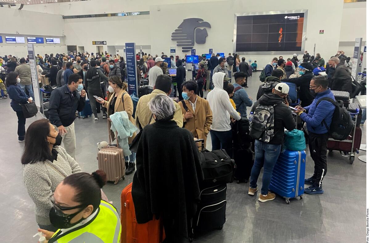 Caos en los aeropuertos por las cancelaciones de Aeroméxico.