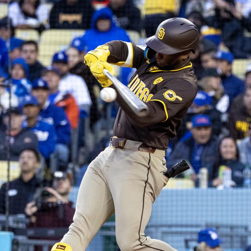 LOS ANGELES, CA - 14 NİSAN 2024: San Diego Padres'in dış saha oyuncusu Jurickson Profar (10) vurdu.