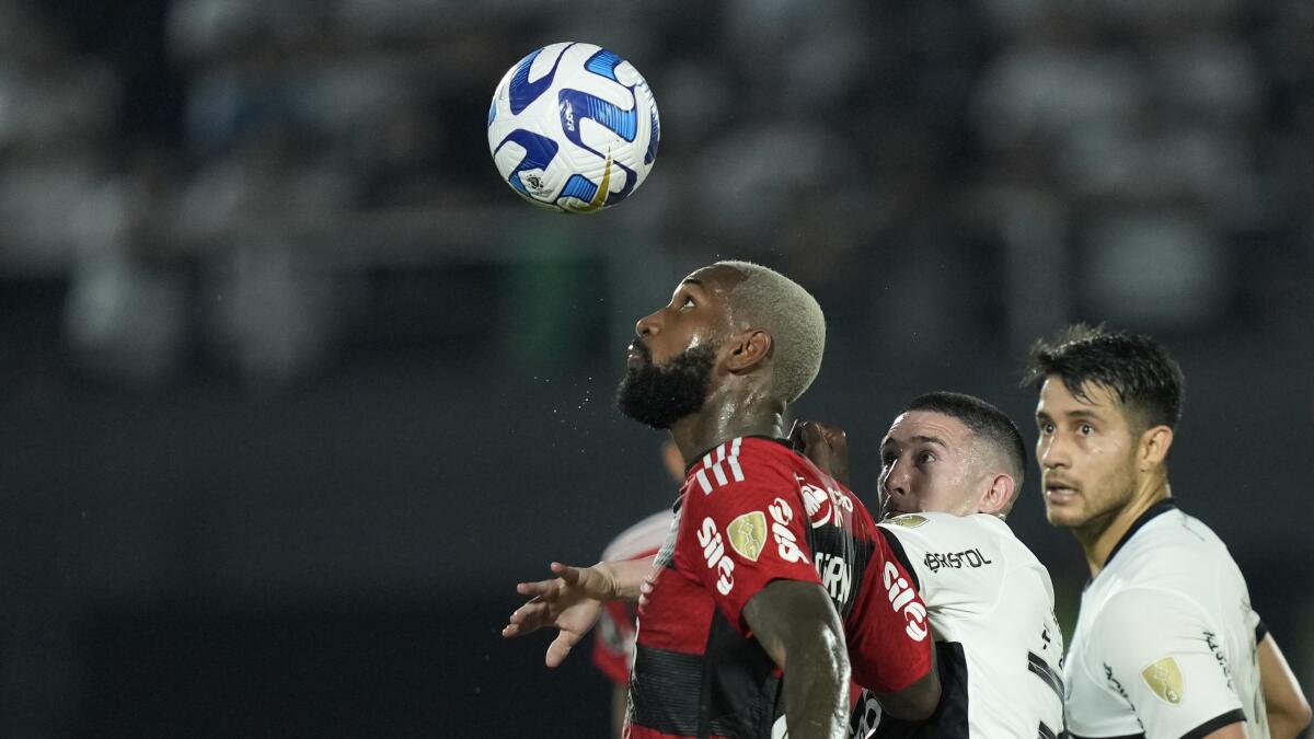 Flamengo players Gerson and Varela fight during training session - The San  Diego Union-Tribune