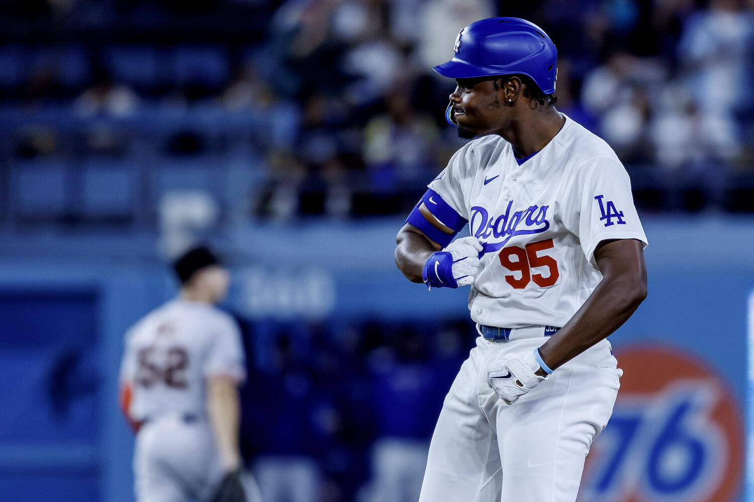 Dodgers surge late to beat Giants as they work to get healthy for playoffs