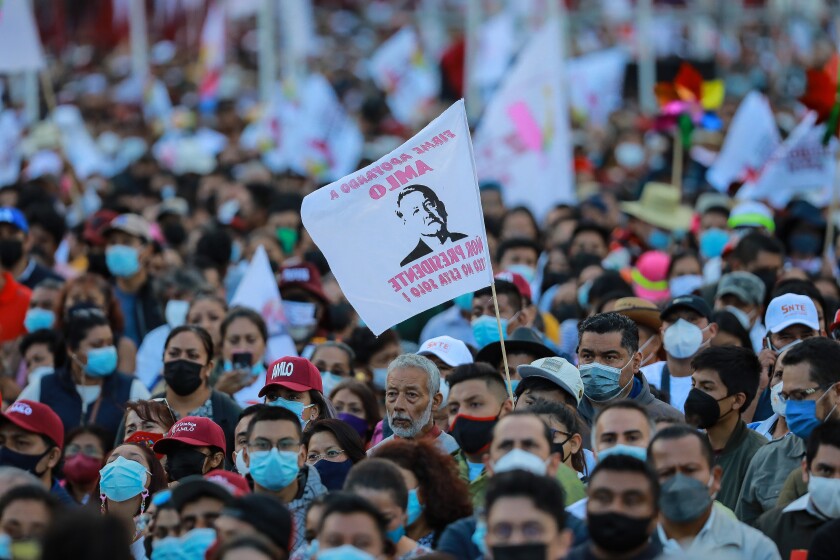 حامیان لوپز اوبرادور بنرهایی در حمایت از رئیس جمهور در سوکالو، مکزیکو سیتی در دست دارند.