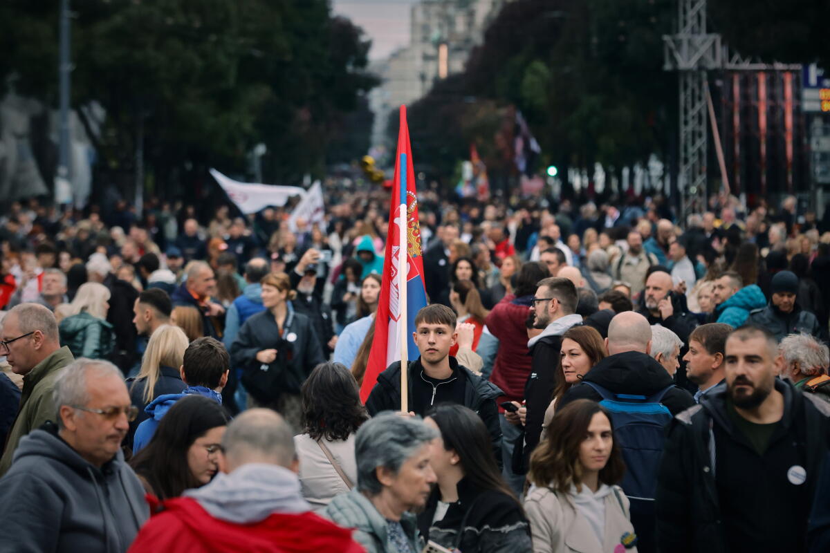Vučić se enfrenta al movimiento de protesta de estudiantes en las parlamentarias de Serbia - Los Angeles Times
