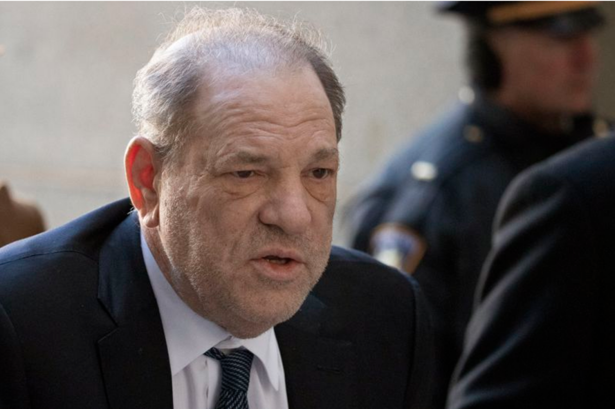 Harvey Weinstein llega a un tribunal en Manhattan durante su juicio por abuso sexual en Nueva York en febrero de 2020.(Mark Lennihan/AP)