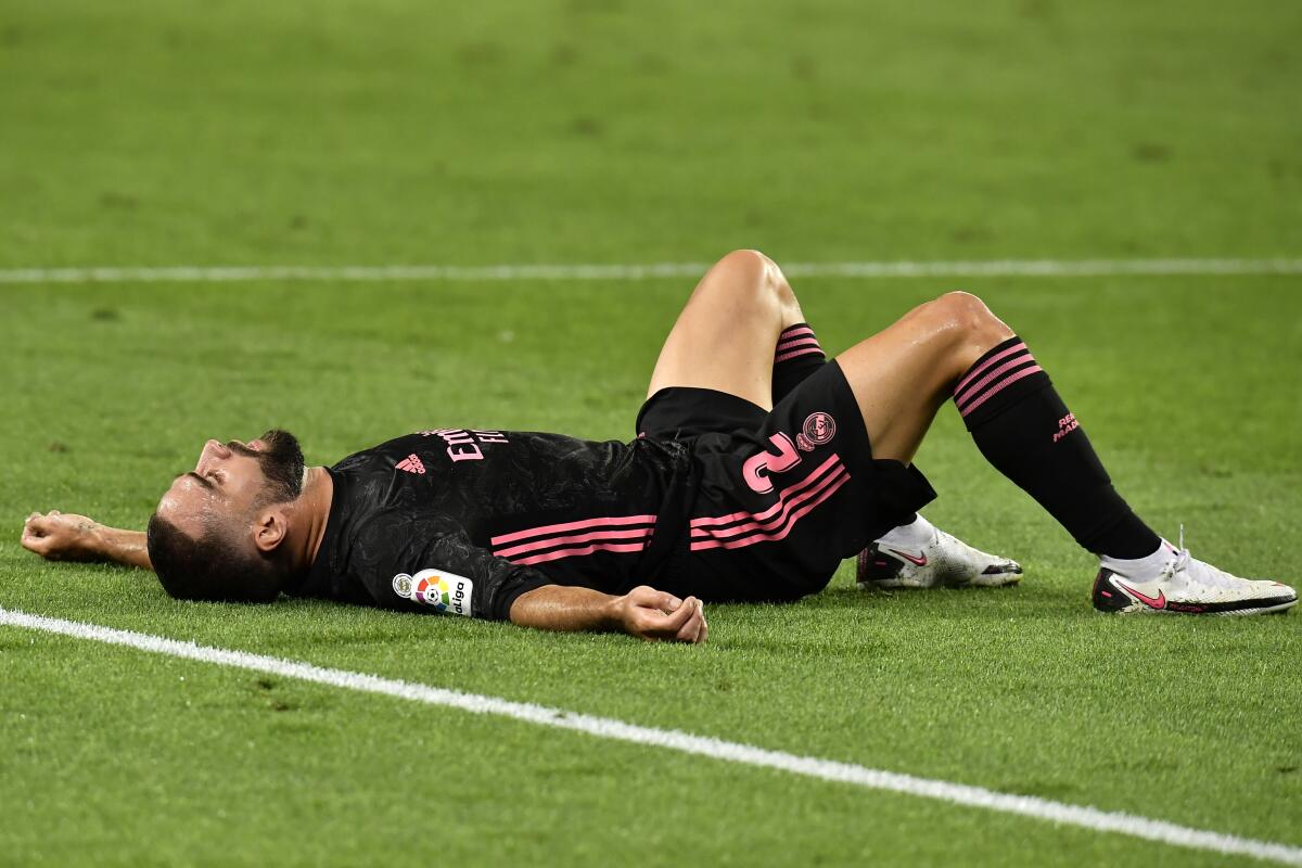 Dani Carvajal del Real Madrid tirado en la cancha durante el partido contra la Real Sociedad