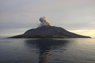 Esta foto facilitada por la Agencia Nacional de Búsqueda y Rescate de Indonesia (BASARNAS) muestra una panorámica de una erupción del monte Ruang en la isla de Célebes, Indonesia, el viernes 19 de abril de 2024. (Agencia Nacional de Búsqueda y Rescate vía AP)