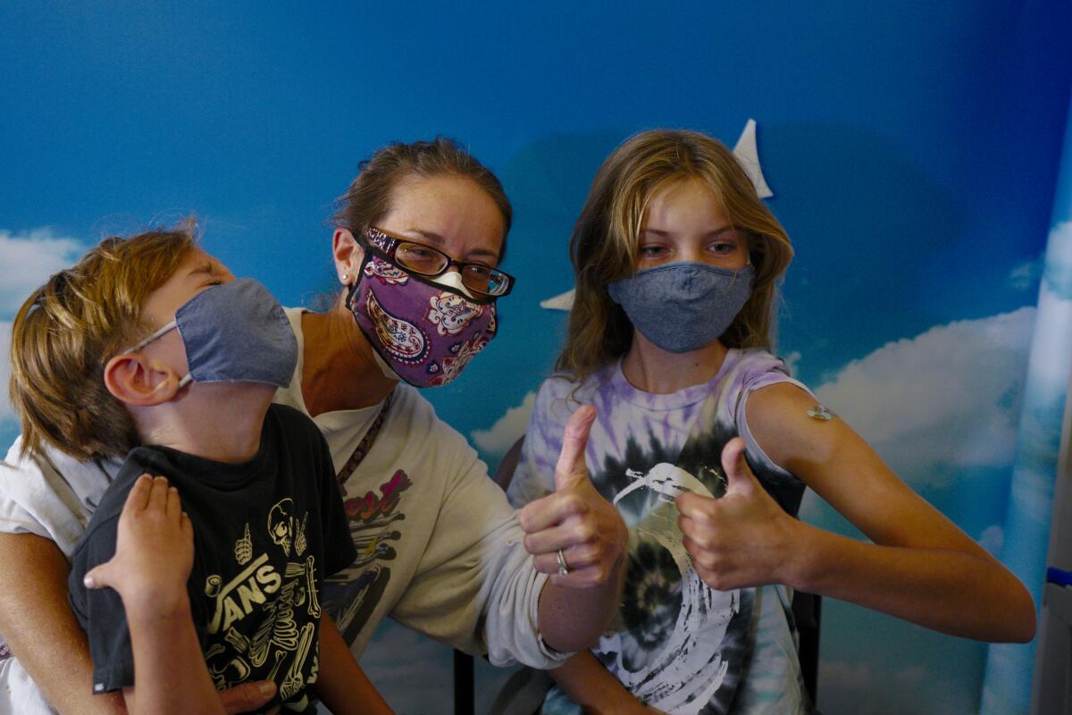 La familia Strickland, de La Jolla, celebra haber recibido la primera de las dos vacunas en el Hospital Infantil Rady