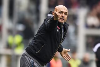 Luciano Spalletti, técnico del Napoli, da indicaciones a sus jugadores durante un encuentro de la Serie A ante el Torino, el 19 de marzo de 2023 (Fabio Ferrari/LaPresse via AP)