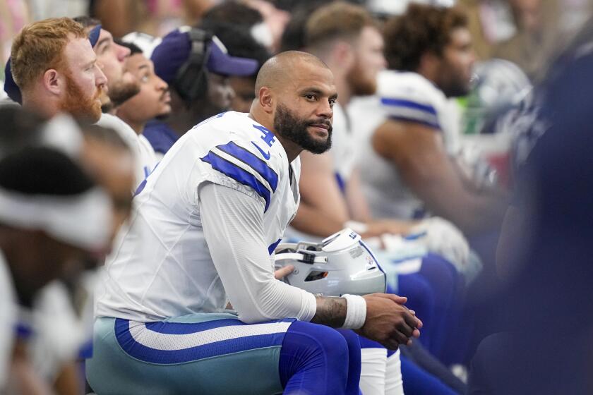 El quarterback de los Cowboys de Dallas Dak Prescott en la banca durante la segunda mitad del partido del domingo 15 de septiembre de 2024 ante los Saints de Nueva Orleans, en Arlington, Texas. (AP Foto/Tony Gutierrez)