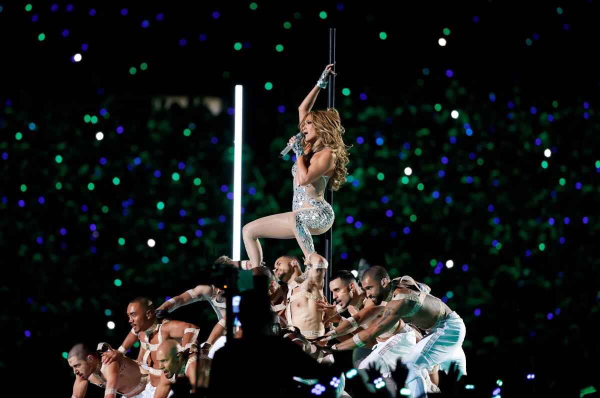 JLo protagonizó las actuaciones de las latinas en el Super Bowl 2020 junto a Shakira