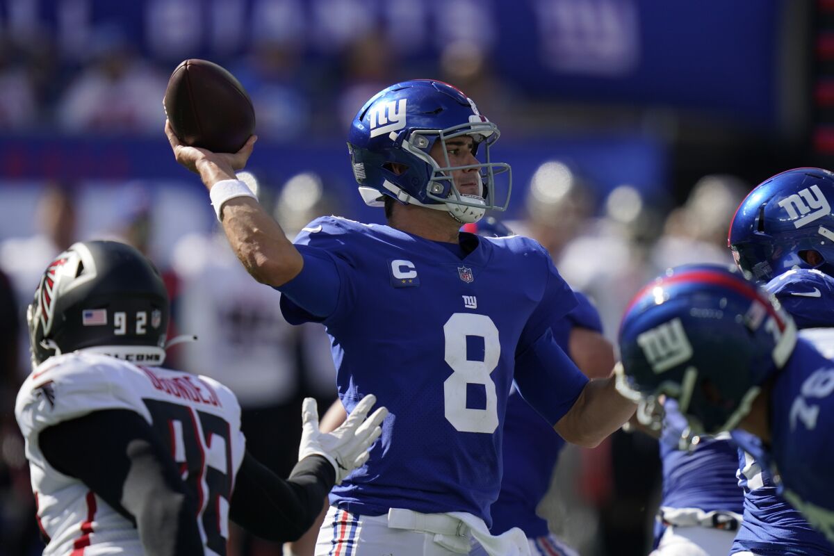 New York Giants quarterback Daniel Jones passes against the Atlanta Falcons on Sunday.