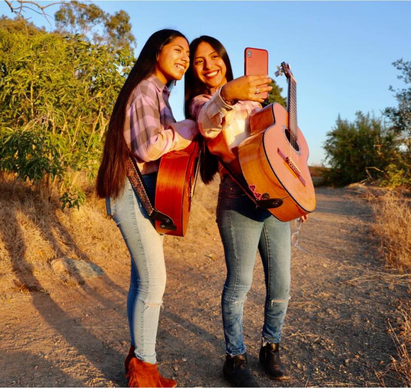 Sheyla y Emily Rosas se han inspirado en artistas como Rocío Durcal, Lola Beltrán, Lucha Reyes y Amparo Ochoa.