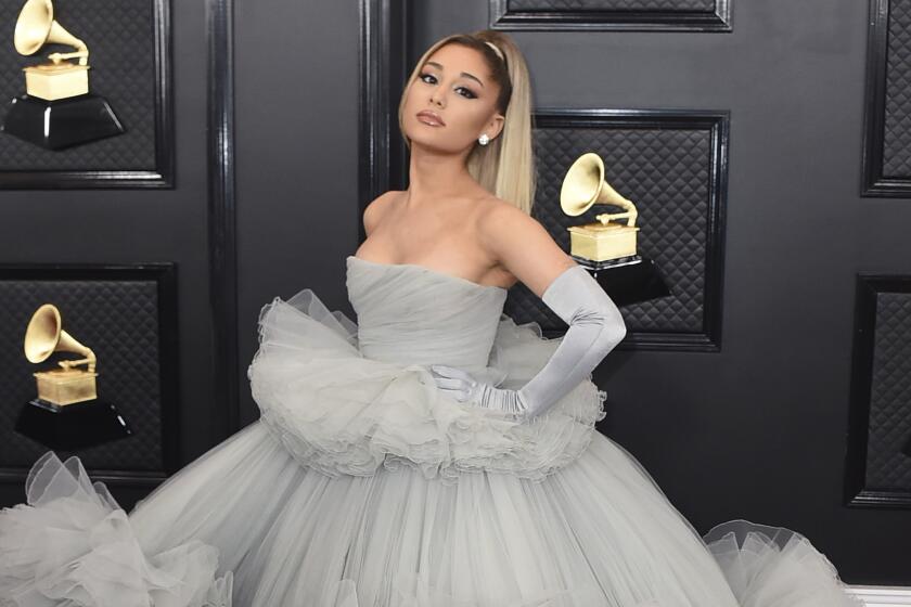 ARCHIVO - Ariana Grande durante la 62da entrega anual de los premios Grammy, el 26 de enero de 2020 en Los Ángeles. Un representante de la cantante confirmó que ésta se casó recientemente con el agente de bienes raíces Dalton Gomez. (Foto por Jordan Strauss/Invision/AP, Archivo)