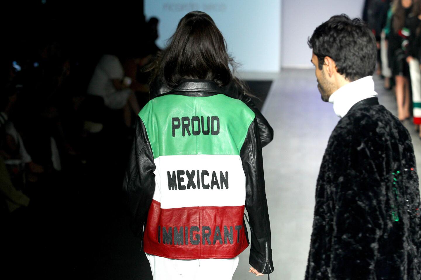 Los símbolos y colores mexicanos se entremezclan con expresiones en inglés como 'Proud mexican immigrant' (orgulloso inmigrante mexicano).