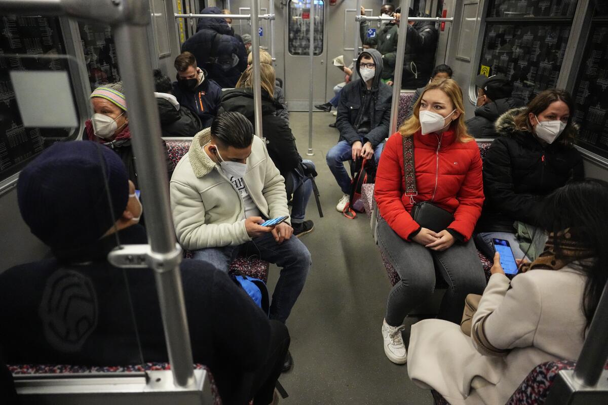 Personas con cubrebocas para protegerse contra el coronavirus viajando en el metro de Berlín, Alemania