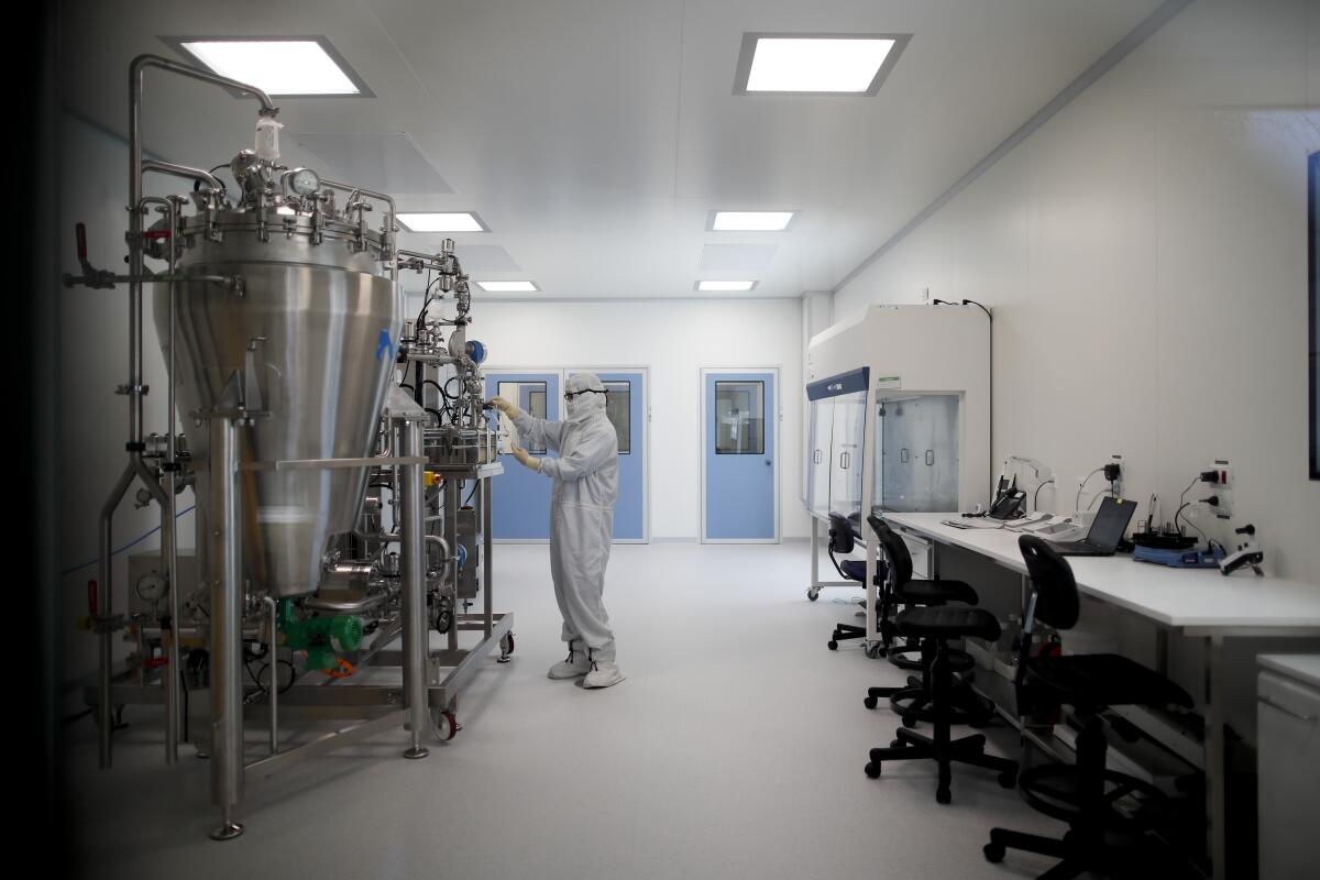 Un técnico de laboratorio trabaja en la compañía biofarmacéutica mAbxience en Garin, Argentina.