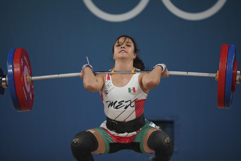 La mexicana Janeth Gómez en su competencia de halterofilia en la categoría de los 59 kg. de los Juegos Olímpicos, el jueves 8 de agosto de 2024, en París. (AP Foto/Kin Cheung)