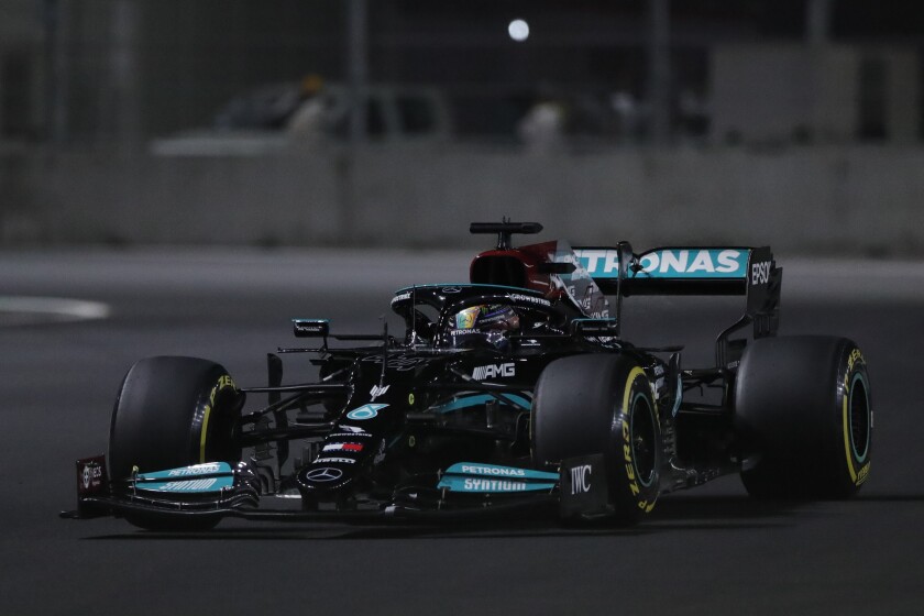 El piloto británico Lewis Hamilton conduce su Mercedes en la sesión de práctica para el Gran Premio de Arabia Saudí de la Fórmula Uno, en Yidda, el viernes 3 de diciembre de 2021. (AP Foto/Amr Nabil)
