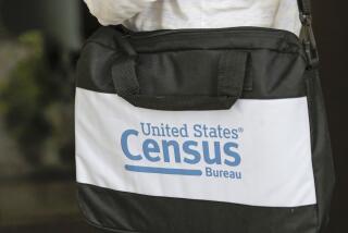 ARCHIVO - En la imagen aparece el portafolios de una visitadora del censo que toda la puerta de una residencia, el 11 de agosto de 2020, en Winter Park, Florida. (AP Foto/John Raoux, Archivo)