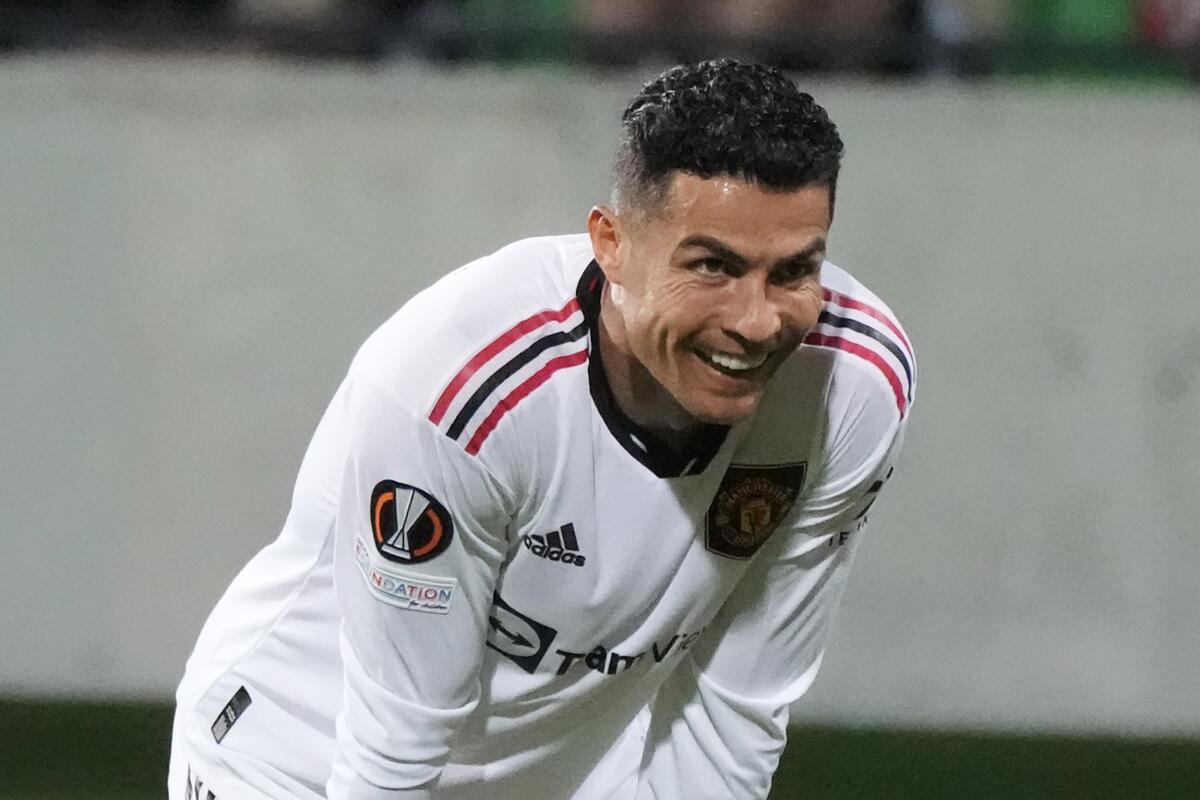 Cristiano Ronaldo del Manchester United sonríe durante el partido contra el Sheriff en la Liga Europa