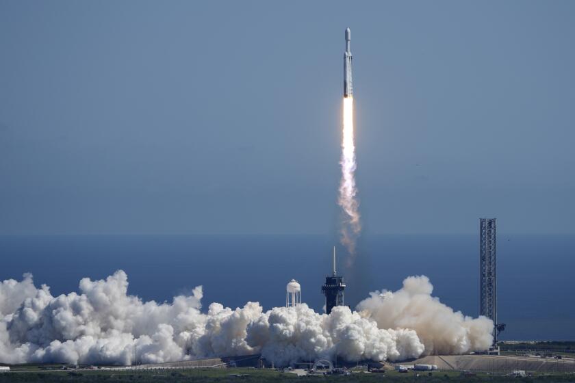 Un cohete Falcon Heavy de SpaceX con una nave espacial de la NASA con destino a Júpiter despega de la plataforma 39A en el Centro Espacial Kennedy el lunes 14 de octubre de 2024 en Cabo Cañaveral, Florida, el 14 de octubre de 2024. (AP Foto/John Raoux)