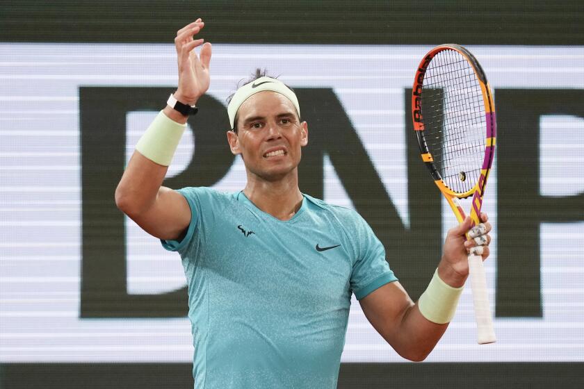 Rafael Nadal gesticula tras fallar un punto ante Alexander Zverev en la primera ronda del Abierto de Francia, el lunes 27 de mayo de 2024. (AP Foto/Thibault Camus)