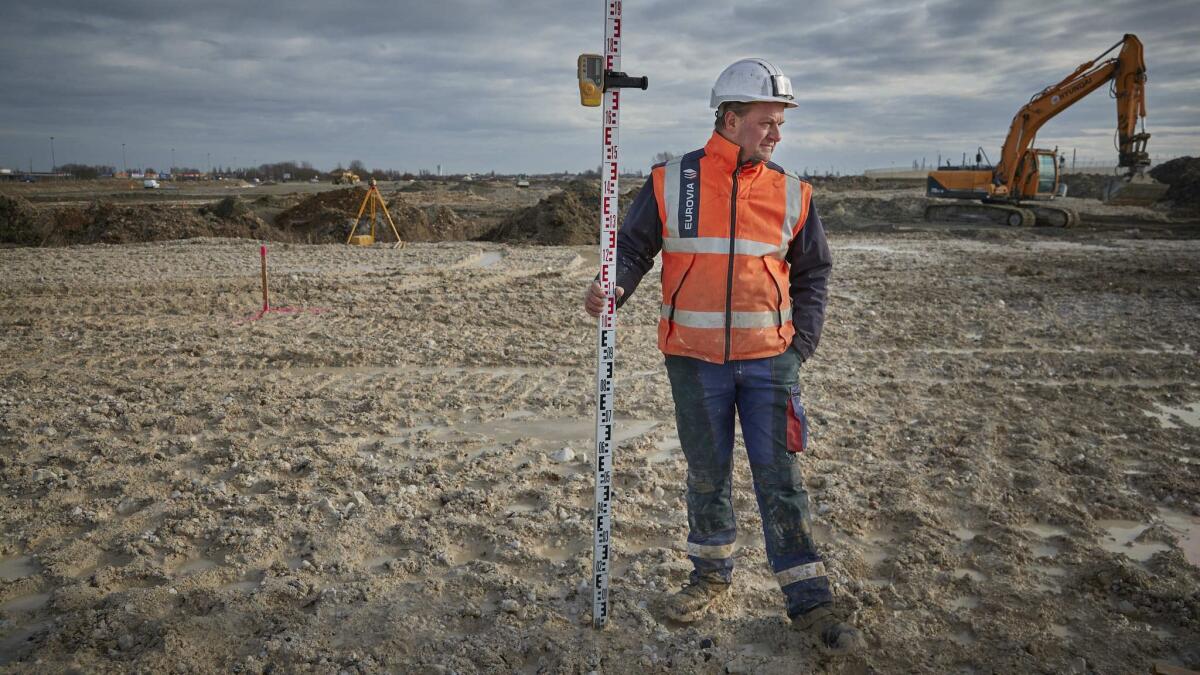 The construction site in Calais near the Eurotunnel under the channel will be a "park-up" for trucks awaiting sanitary and customs inspections. Prefab buildings are to be installed before the end of March.