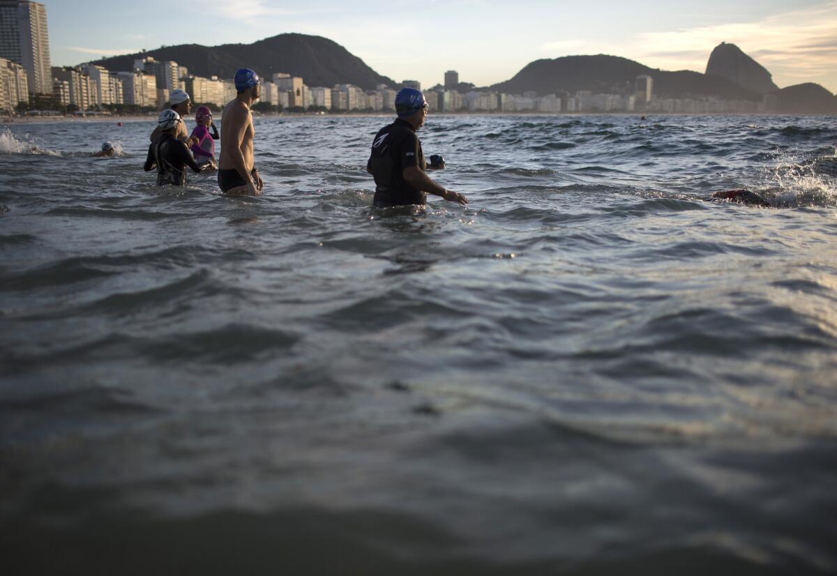Personas entran al agua en la playa de Copacabana el 14 de julio de 2015 en Río de Janeiro, Brasil. (AP Photo/Leo Correa)