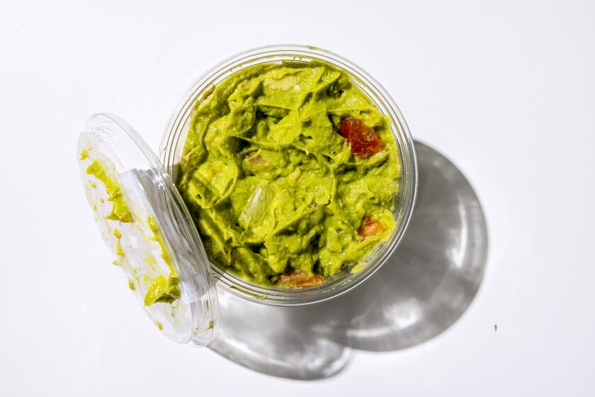 LOS ANGELES, KALIFORNIEN, 3. Februar 2022: Ralph's Store hat Guacamole für den Guacamole-Geschmackstest hergestellt