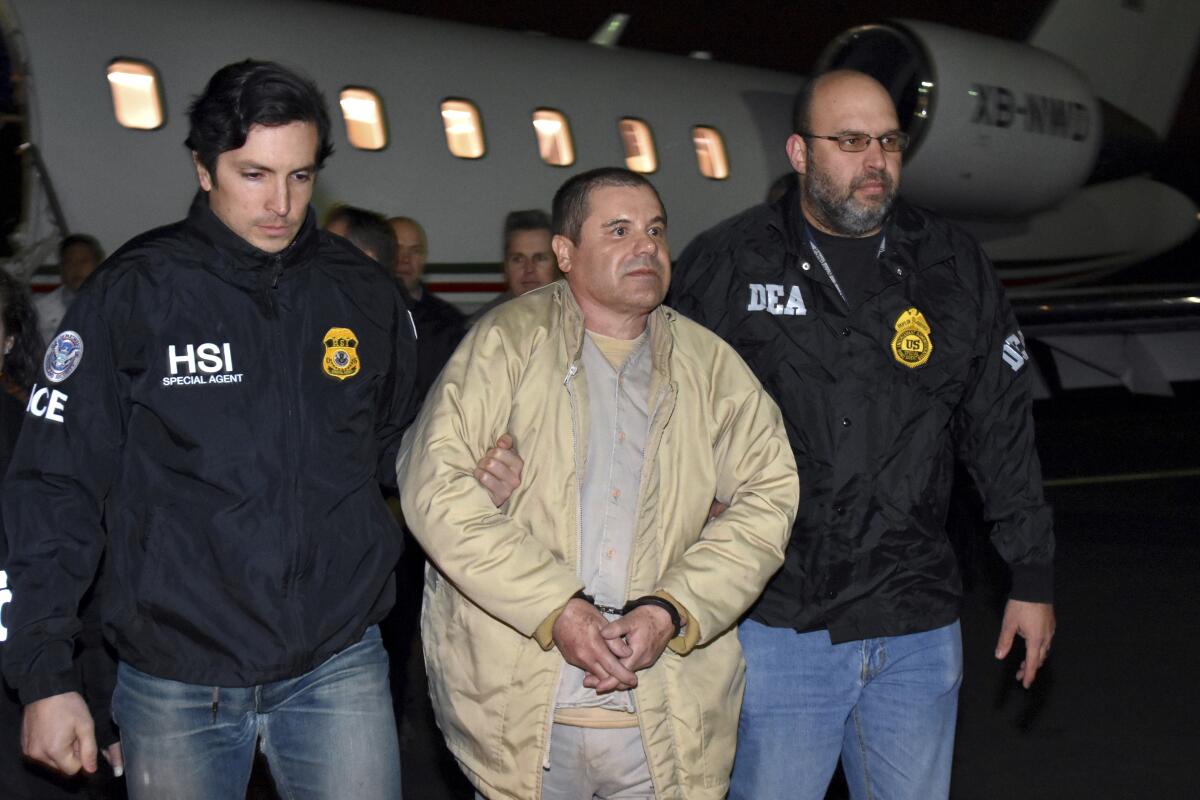 ARCHIVO - Agentes escoltan a Joaquín "El Chapo" Guzmán