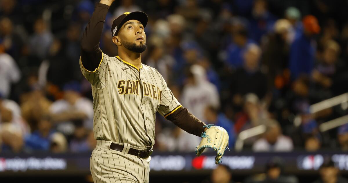 Robert Suarez, Padres agree to five-year deal (source)