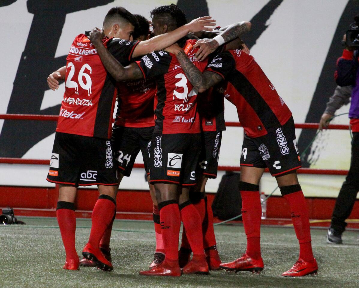 MEX83. TIJUANA (MÉXICO), 10/05/2018.- Los jugadores de Xolos festejan una anotación ante Toluca hoy, jueves 10 de mayo de 2018, durante el juego de ida de la semifinal del torneo mexicano de fútbol celebrado en el estadio Caliente, en la ciudad de Tijuana (México). EFE/Alejandro Zepeda ** Usable by HOY and SD Only **