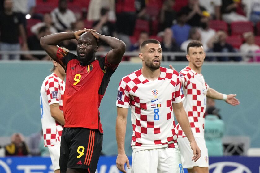 El delantero belga Romelu Lukaku tras malograr una ocasión en el partido contra Croacia por el Grupo F del Mundial, en Rayán, Qatar, el 1 de diciembre de 2022. (AP Foto/Ricardo Mazalán)