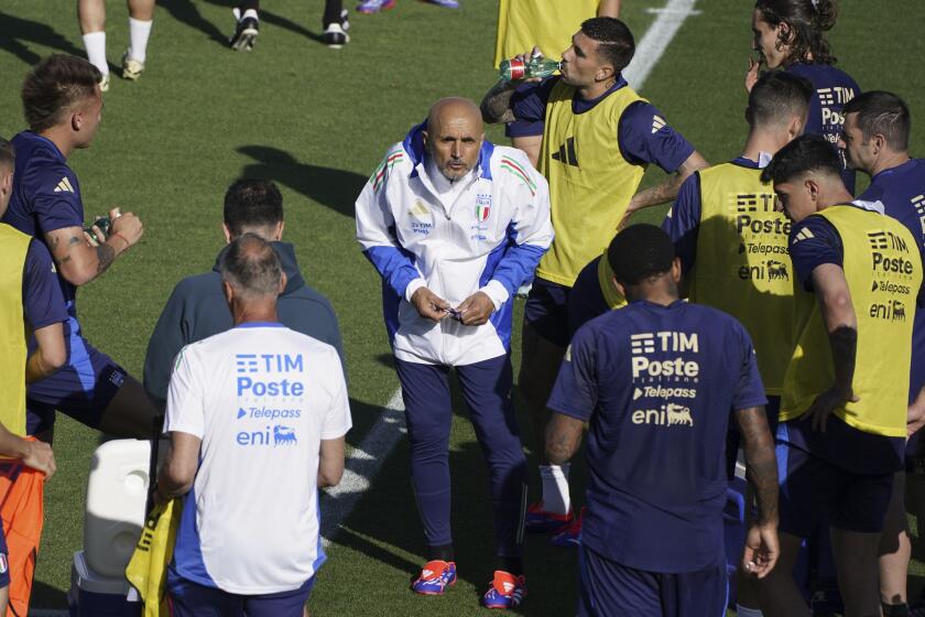 El técnico de Italia Luciano Spalletti durante un entrenamiento de la selección Coverciano, cerca de Florencia, el 31 de mayo de 2024. (Marco Bucco/LaPresse vía AP)