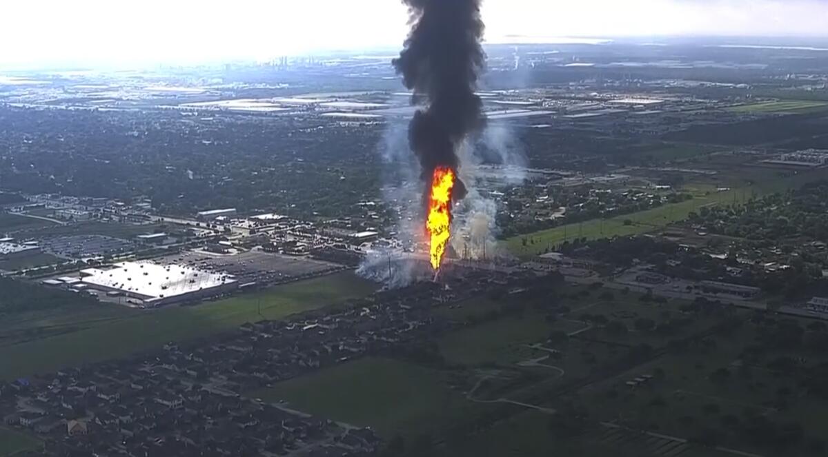 El oleoducto en llamas en La Porte, Texas, el 16 de septiembre del 2024.