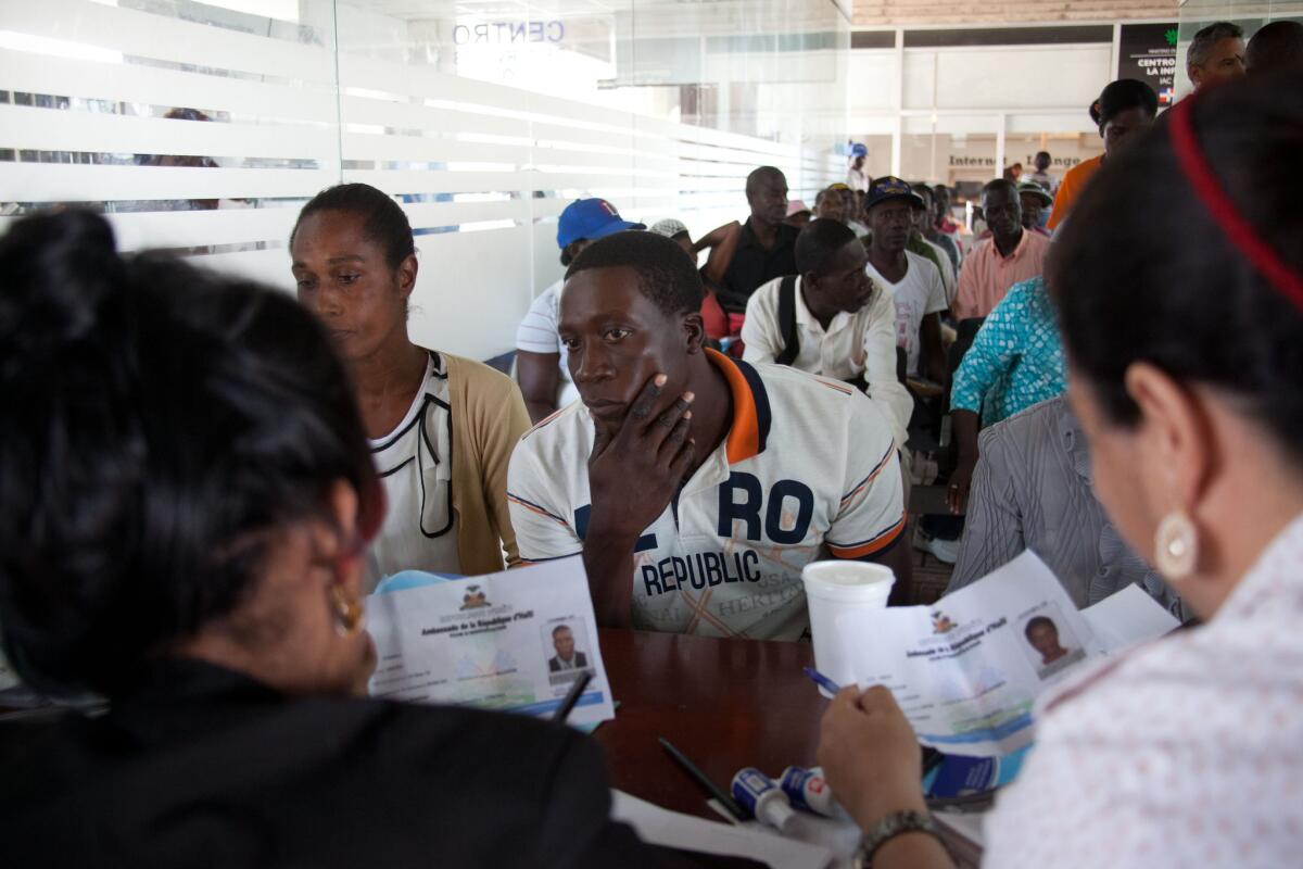 El gobierno dominicano se prepara para comenzar a repatriar inmigrantes que no se hayan registrado en un programa especial para legalizar su estatus, mientras miles de personas hacen largas filas para tratar de inscribirse. (AP Photo/Tatiana Fernandez)