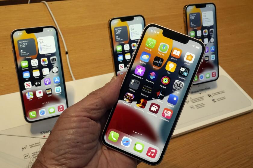 ARCHIVO - La línea del iPhone 13 de Apple se muestra en su primer día de venta, en Nueva York, el viernes 24 de septiembre de 2021. El iPhone 13 mini, en primer plano, el iPhone 13, el iPhone 13 Pro y el iPhone 13 ProMax, de izquierda a derecha, en segundo plano. (AP Foto/Richard Drew, Archivo)