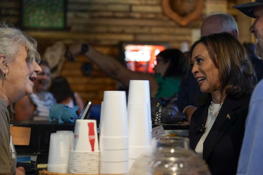 La candidata presidencial demócrata y vicepresidenta, Kamala Harris, habla en una visita a SandFly Bar-B-Q en Savannah, Georgia, el miércoles 28 de agosto de 2024. (AP Foto/Jacquelyn Martin)