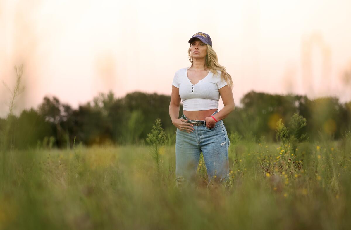 Foto de Adrienne Martin en un campo en Granbury, Texas.