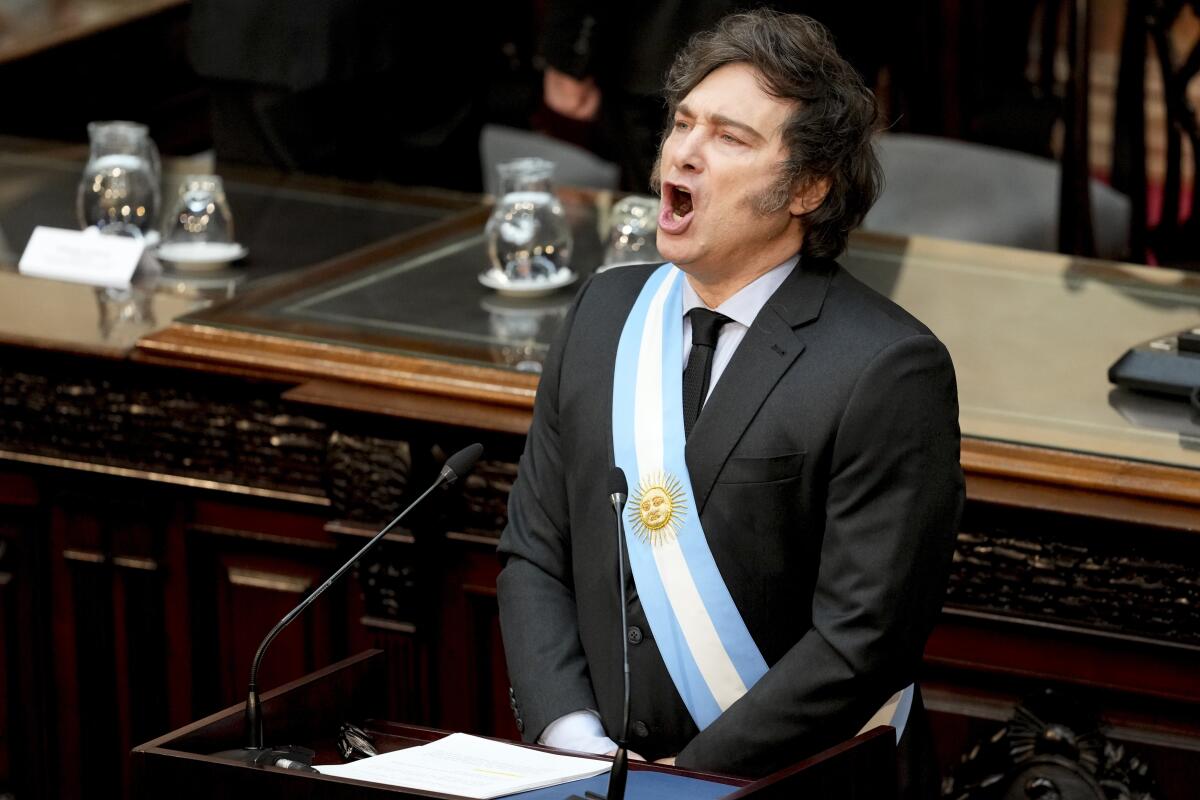 El presidente de Argentina, Javier Milei, canta el himno nacional 