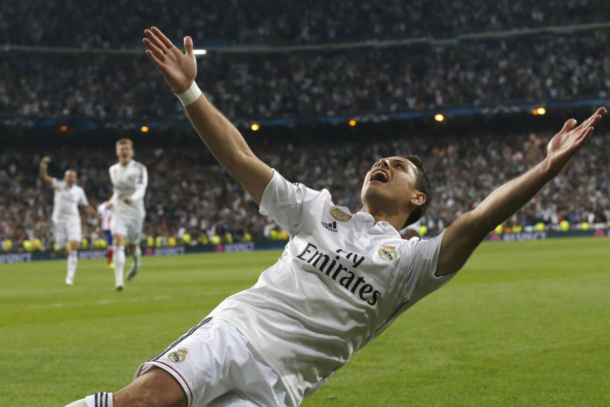 El delantero del Real Madrid Chicharito celebra tras marcar ante el Atlético de Madrid, durante el partido de vuelta de cuartos de final de la Liga de Campeones.