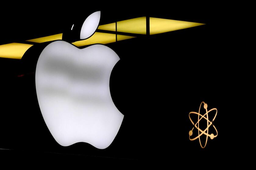ARCHIVO - El logotipo de Apple, iluminado en una tienda de Múnich, Alemania, el lunes 13 de noviembre de 2023. (AP Foto/Matthias Schrader, Archivo)