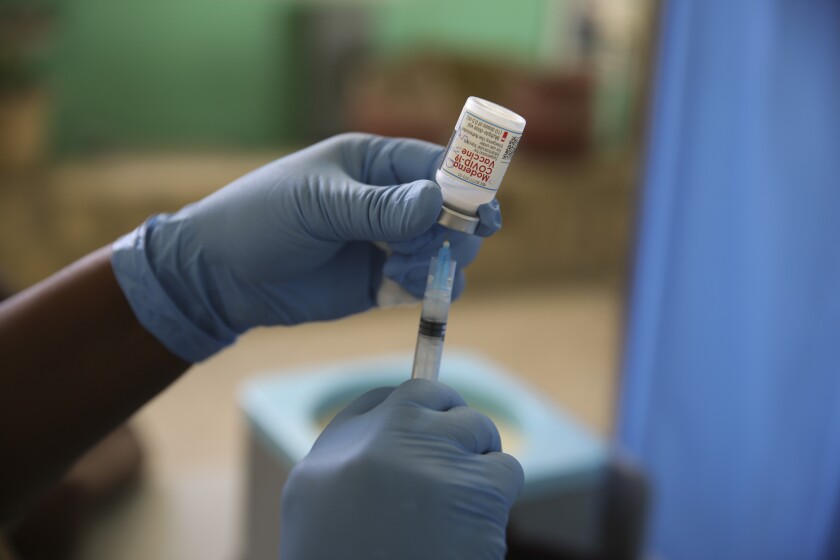 ARCHIVO - Un trabajador médico prepara una inyección de la vacuna Moderna contra el COVID-19 durante una campaña de vacunación el martes 27 de julio de 2021, en el Hospital Saint Damien en Puerto Príncipe, Haití. (AP Foto/Odelyn Joseph, Archivo)