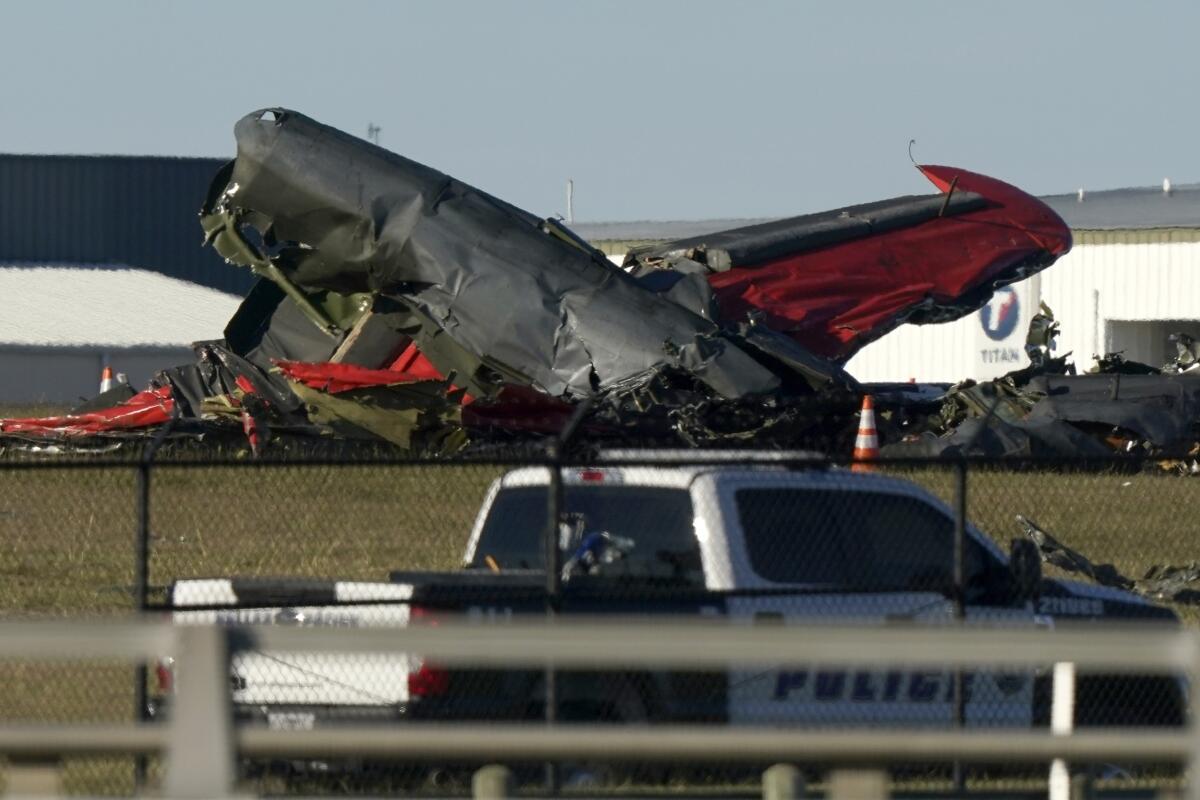 Restos de dos aviones que chocaron en pleno vuelo durante un espectáculo aéreo en el Aeropuerto Executivo de Dallas