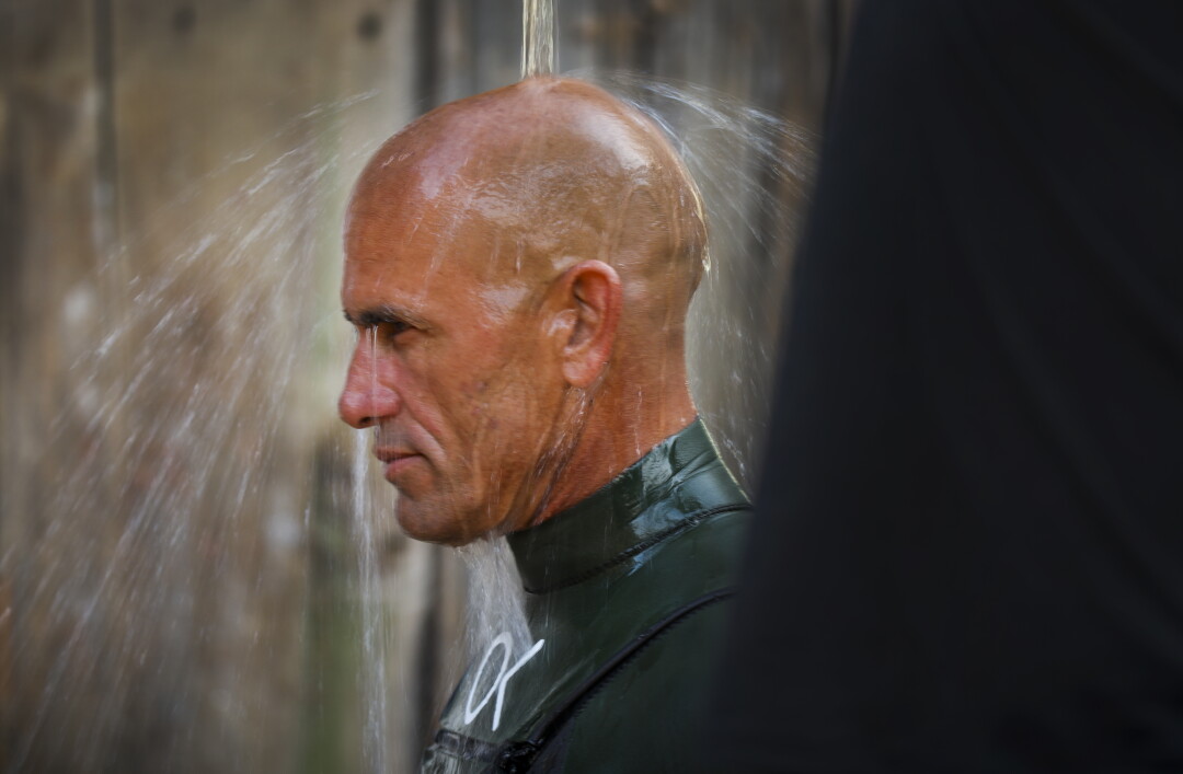 Kelly Slater prend une douche