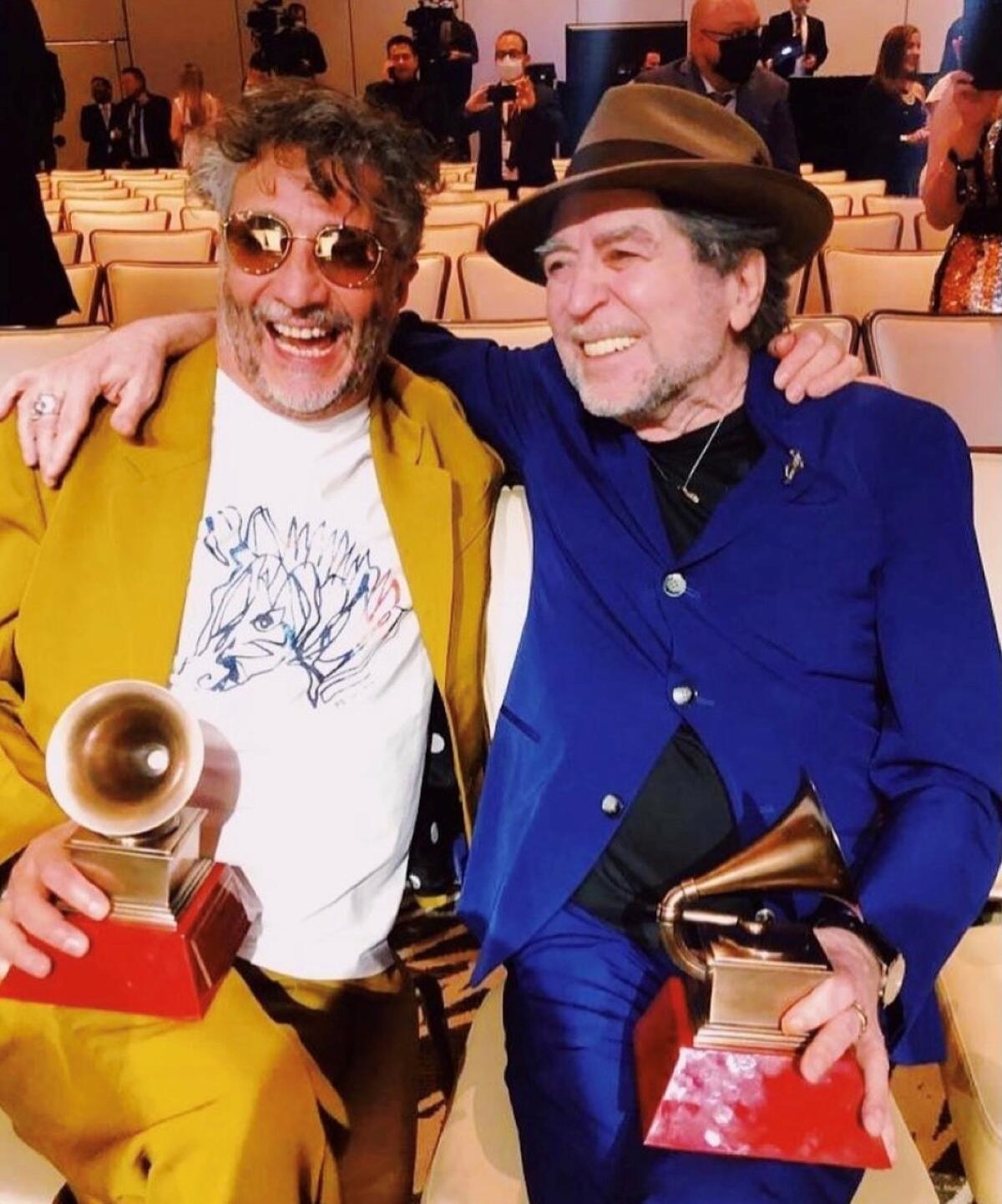 Joaquin Sabina y Fito Páez celebran su reconocimiento a la Excelencia Musical.
