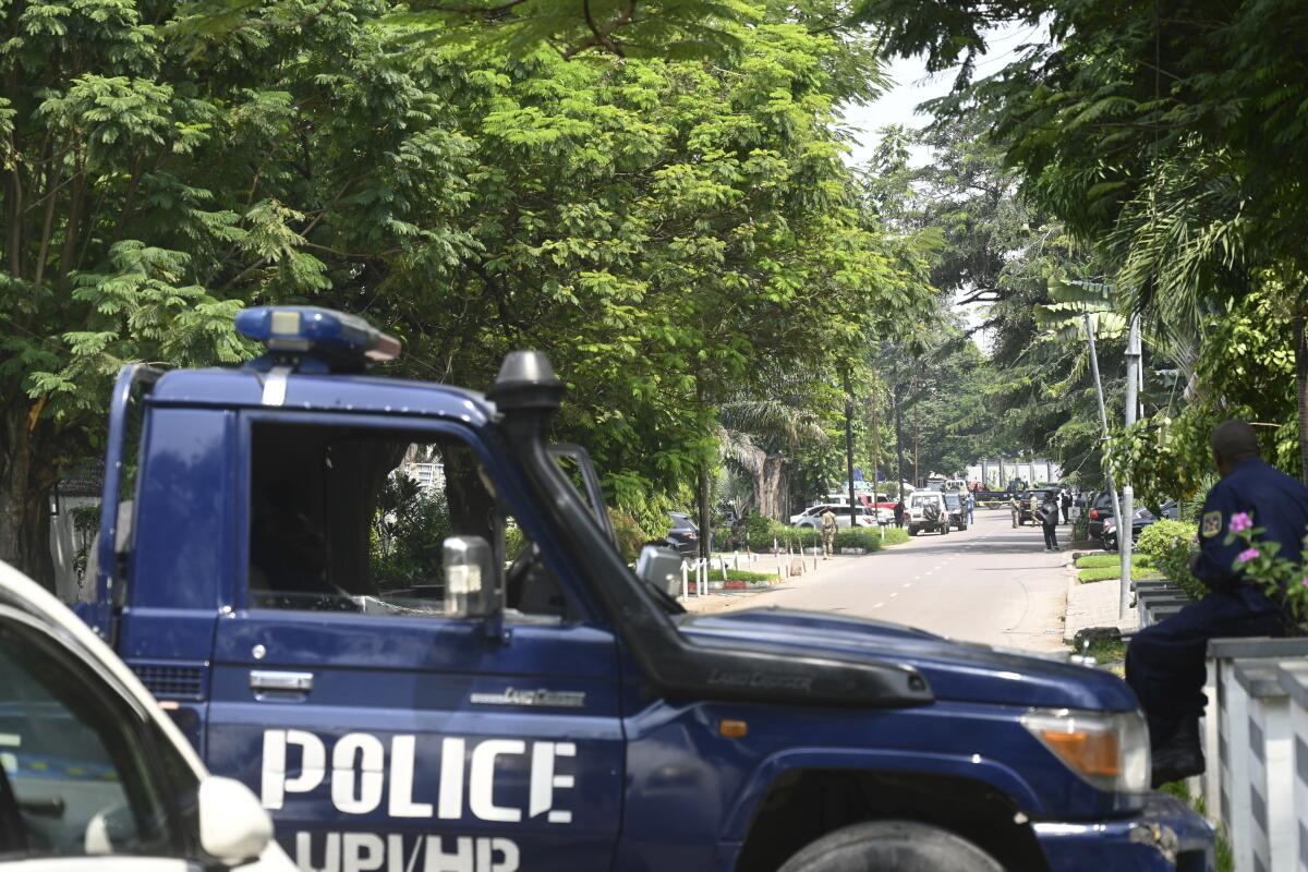 ARCHIVO - Fuerzas de seguridad congoleñas vigilan las calles en Kinshasa, República Democrática del Congo