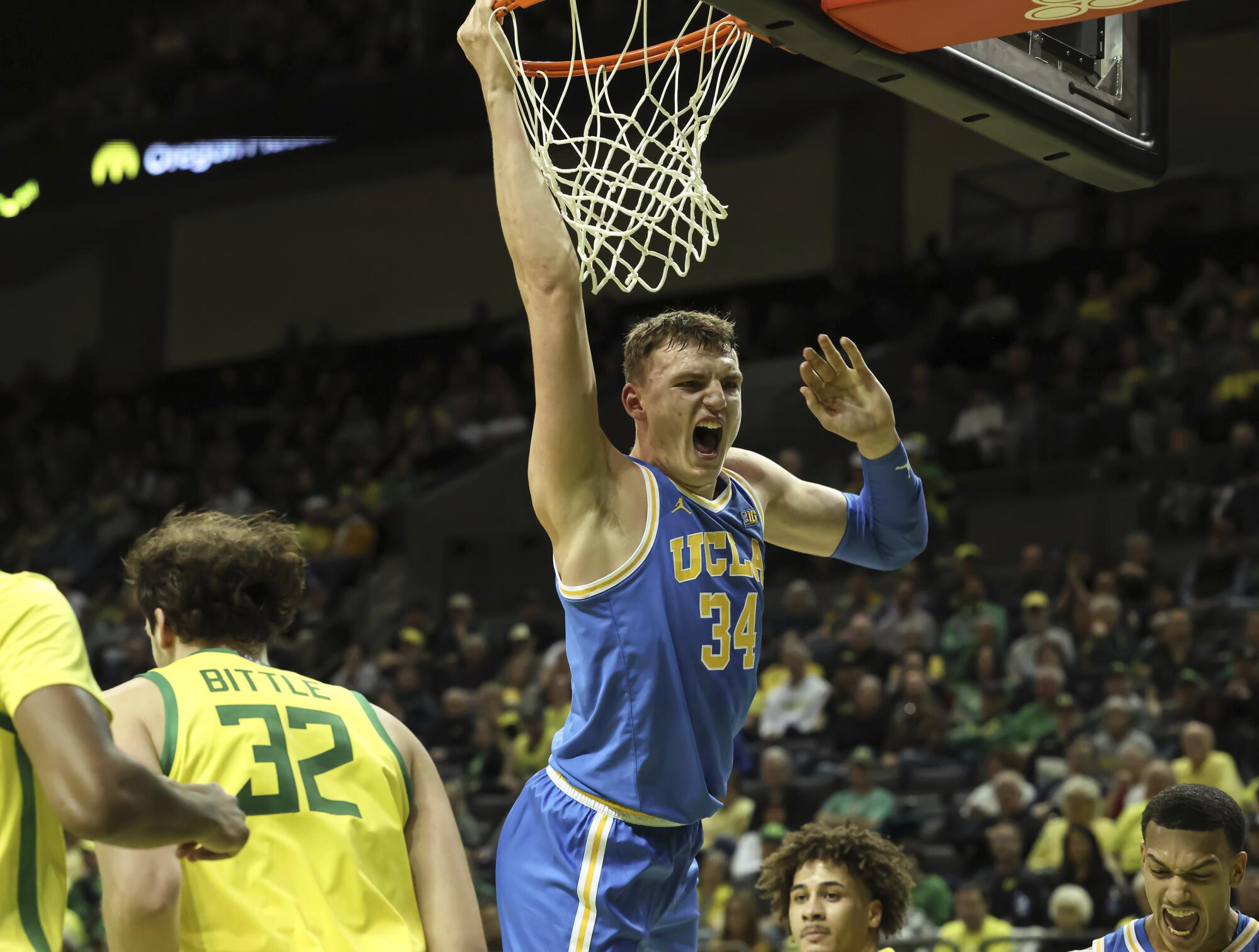 UCLA forveti Tyler Bilodeau, Oregon galibiyeti sırasında smaç bastı