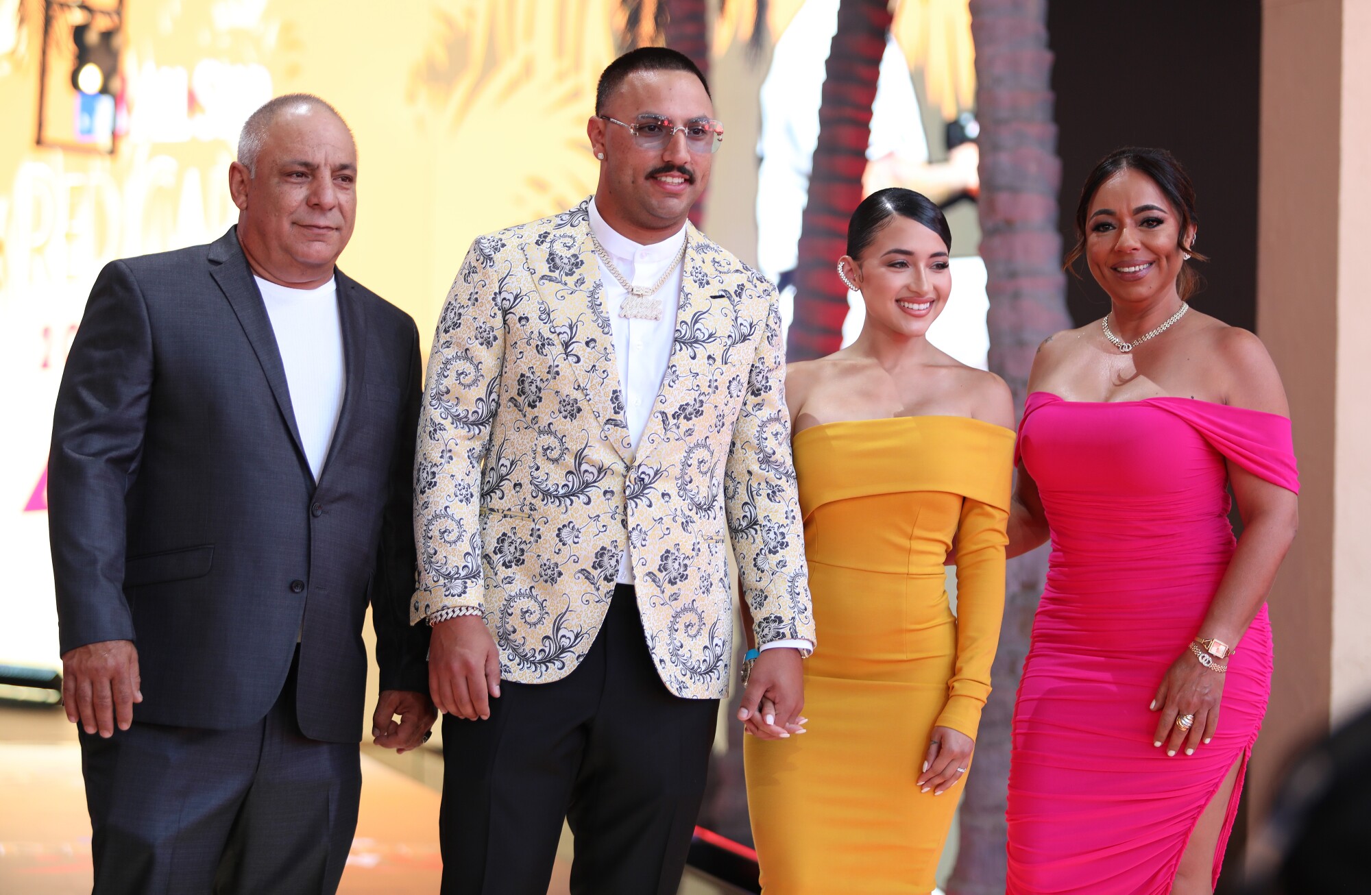 Le lanceur des Yankees de New York Nestor Cortés Jr. arrive avec sa famille et lui au salon du tapis rouge du match des étoiles de la MLB 2022.