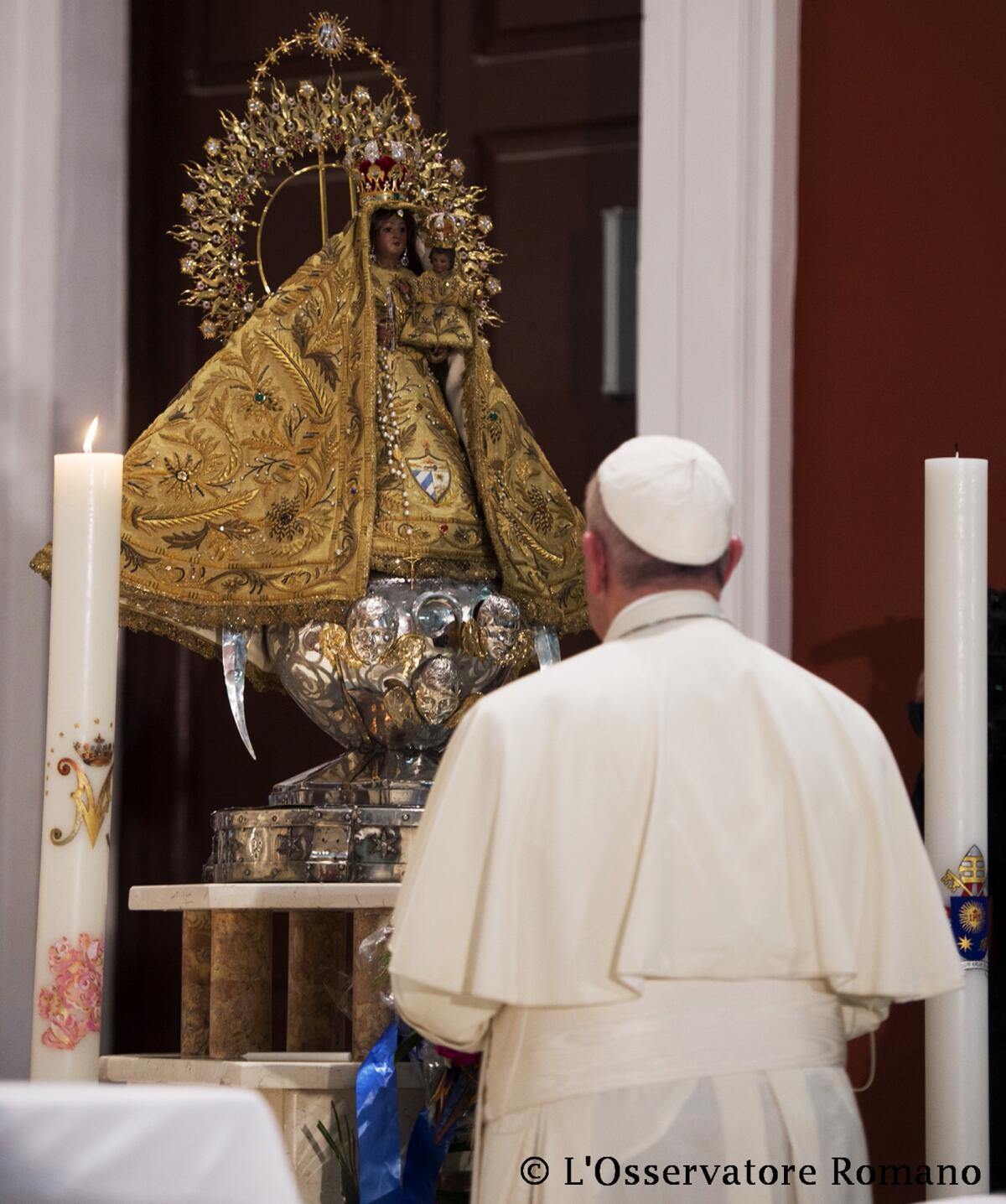 Papa Francisco reza en el santuario de la Virgen de la Caridad del Cobre en El Cobre, Cuba. (L'Osservatore Romano/Pool Photo via AP)