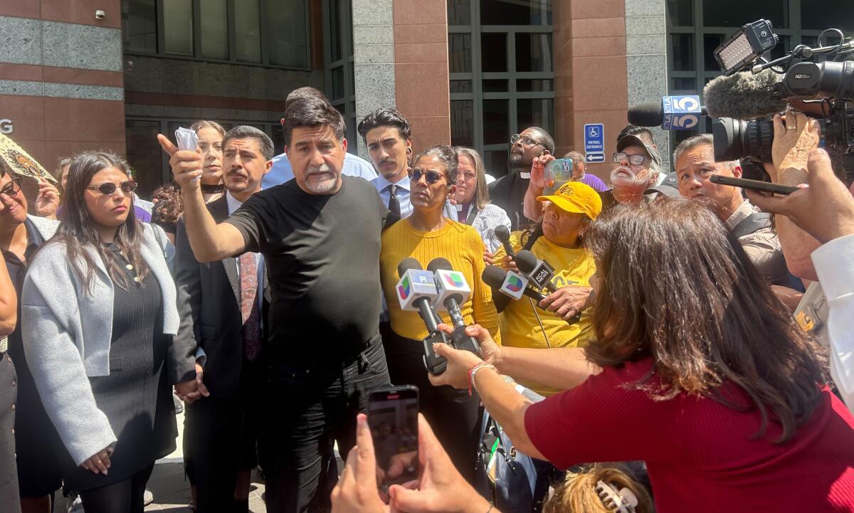 David Huerta fotografiado afuera del juzgado federal de Roybal